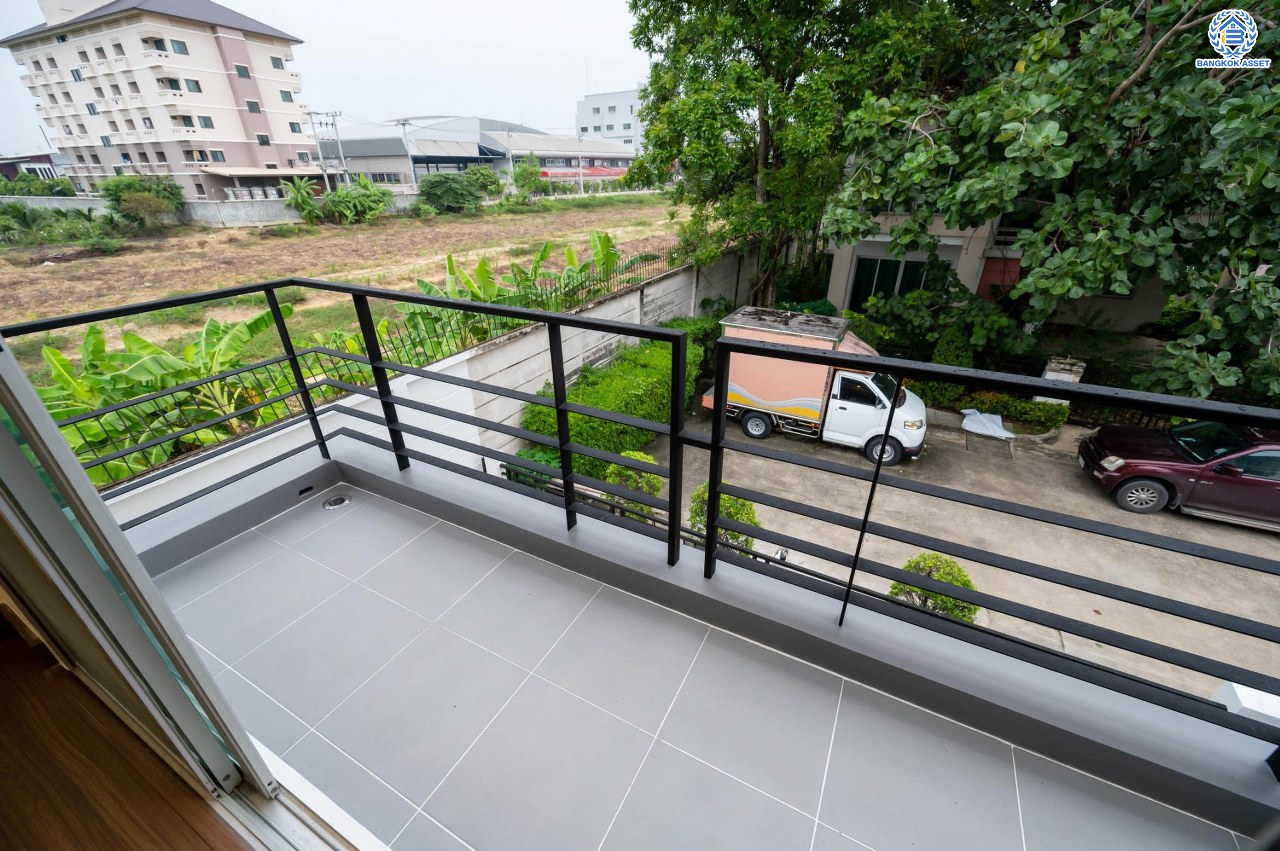 บ้านมือสองตกแต่งใหม่ โครงการ ไลฟ์ บางกอก บูเลอวาร์ด ปิ่นเกล้า-เพชรเกษม เนื้อที่กว้างกว่า 52.5 ตร.ว ฟังก์ชัน 3 ห้องนอน 3 ห้องน้ำ 2 ที่จอดรถ บนทำเลติดถนนพุทธมณฑลสาย4 ตอบโจทย์กับทุกครอบครัว ใกล้แหล่งช้อปปิ้ง "เซ็นทรัล ศาลายา" รถไฟฟ้าสายสีน้ำเงิน "สถานีหลักสอง" และจุดขึ้นทางด่วน "ศรีรัช"